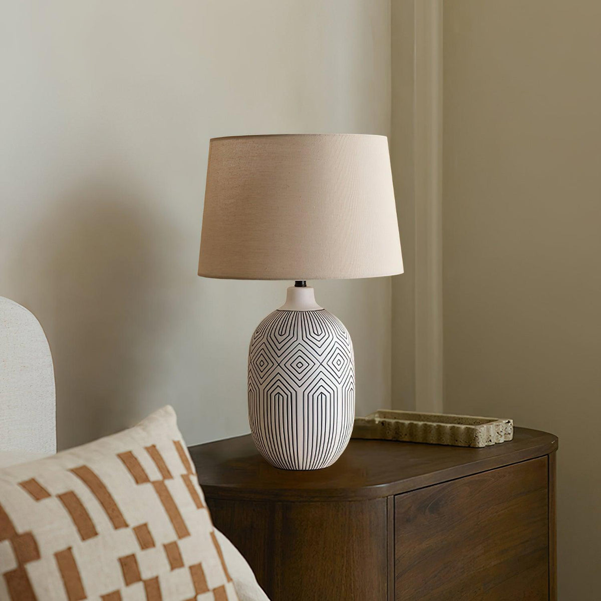 Geometrisk bordlampe i keramikk med bølgemønster — skulpturelt bølgedesign