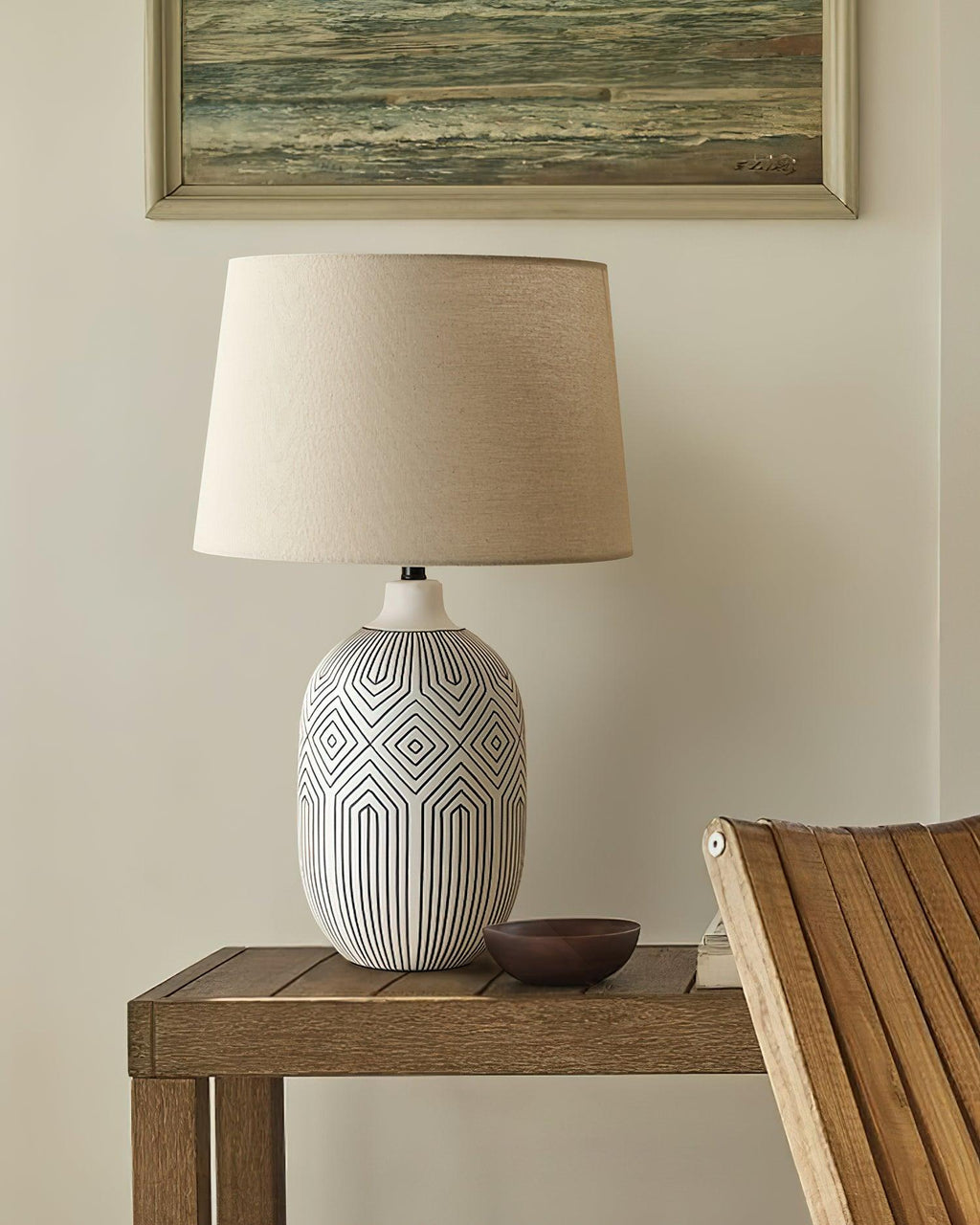 Geometrisk bordlampe i keramikk med bølgemønster — skulpturelt bølgedesign