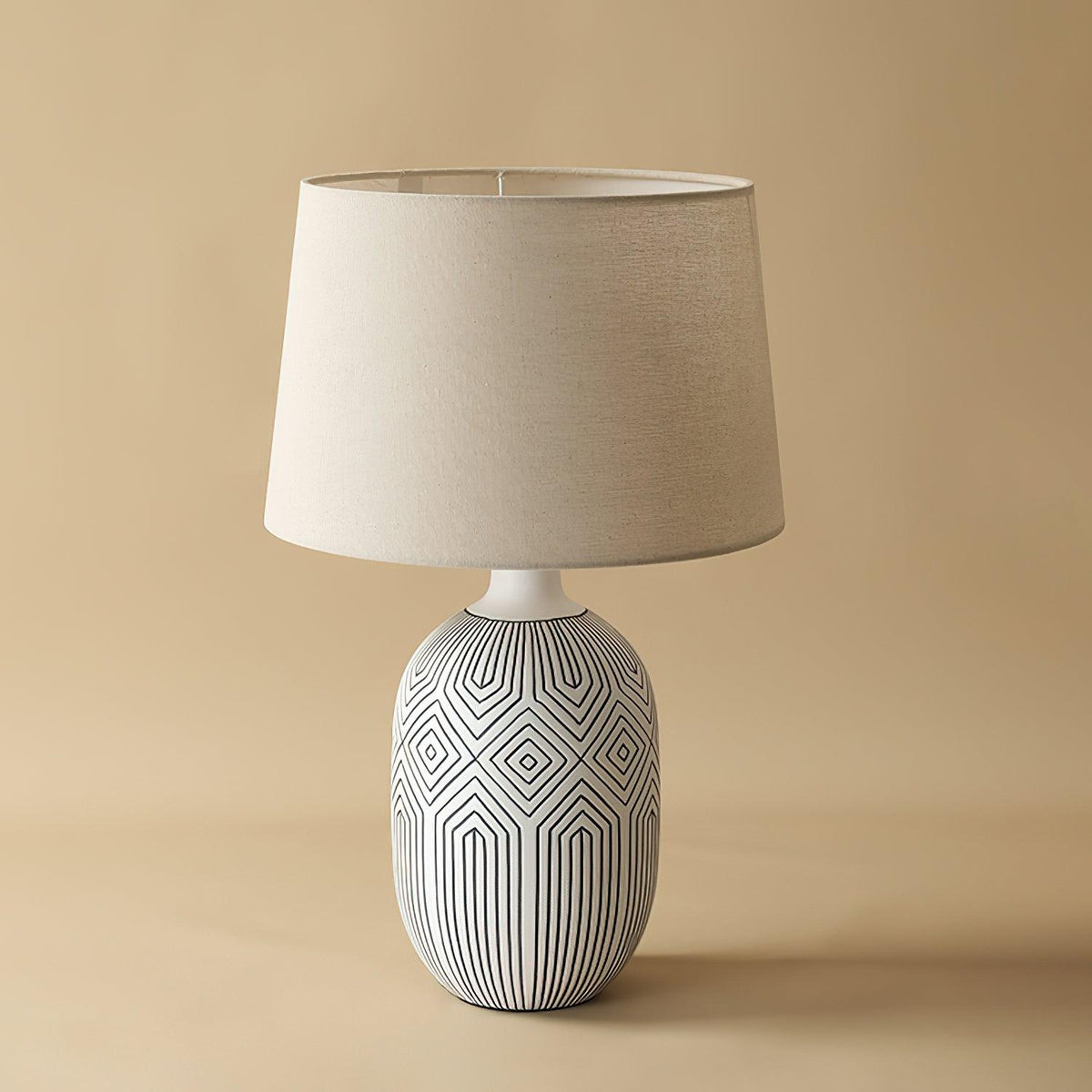 Geometrisk bordlampe i keramikk med bølgemønster — skulpturelt bølgedesign