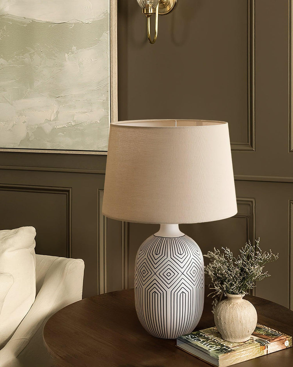 Geometrisk bordlampe i keramikk med bølgemønster — skulpturelt bølgedesign