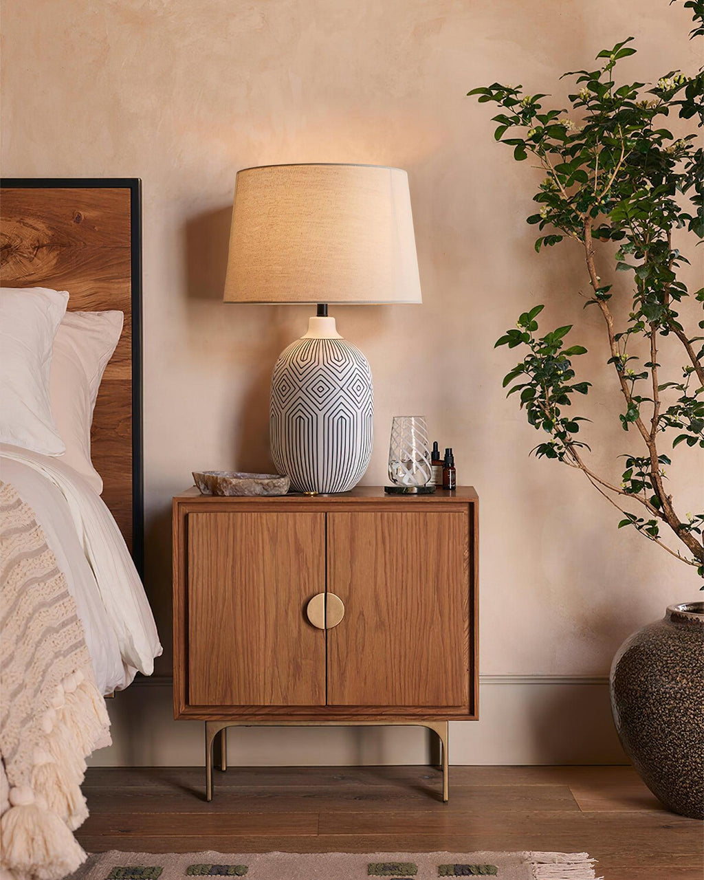 Geometrisk bordlampe i keramikk med bølgemønster — skulpturelt bølgedesign