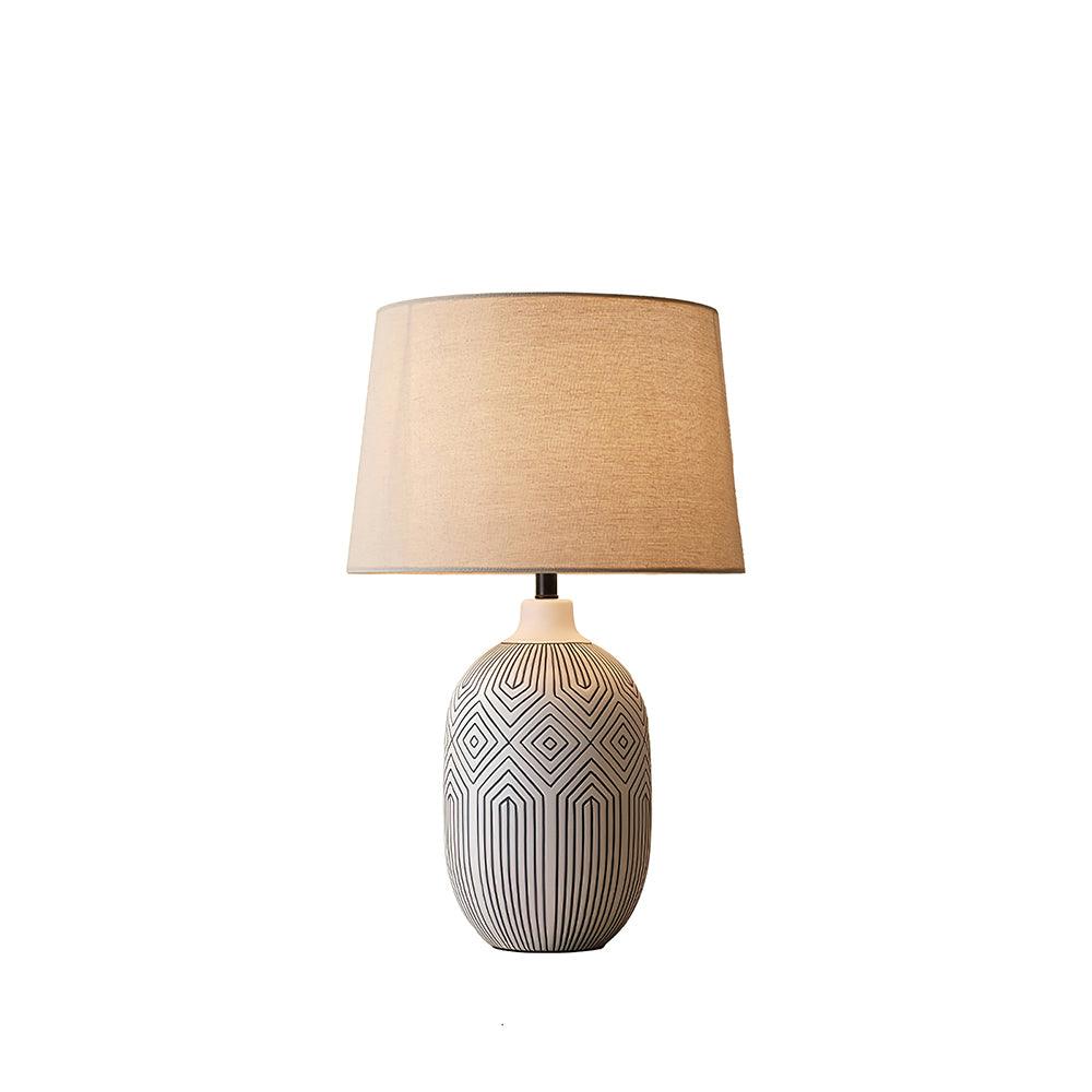 Geometrisk bordlampe i keramikk med bølgemønster — skulpturelt bølgedesign