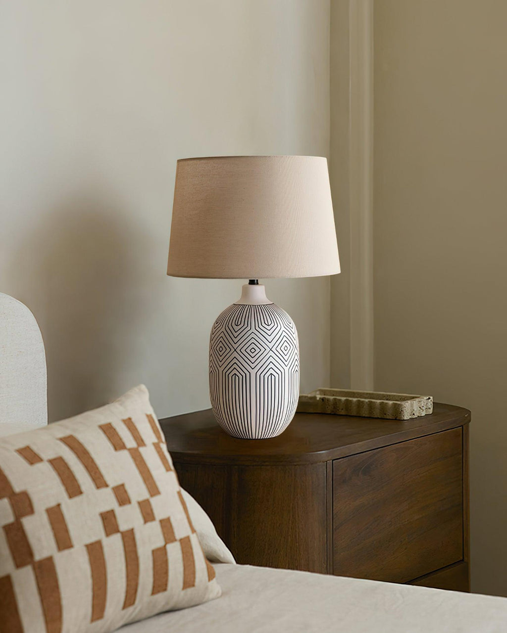 Geometrisk bordlampe i keramikk med bølgemønster — skulpturelt bølgedesign