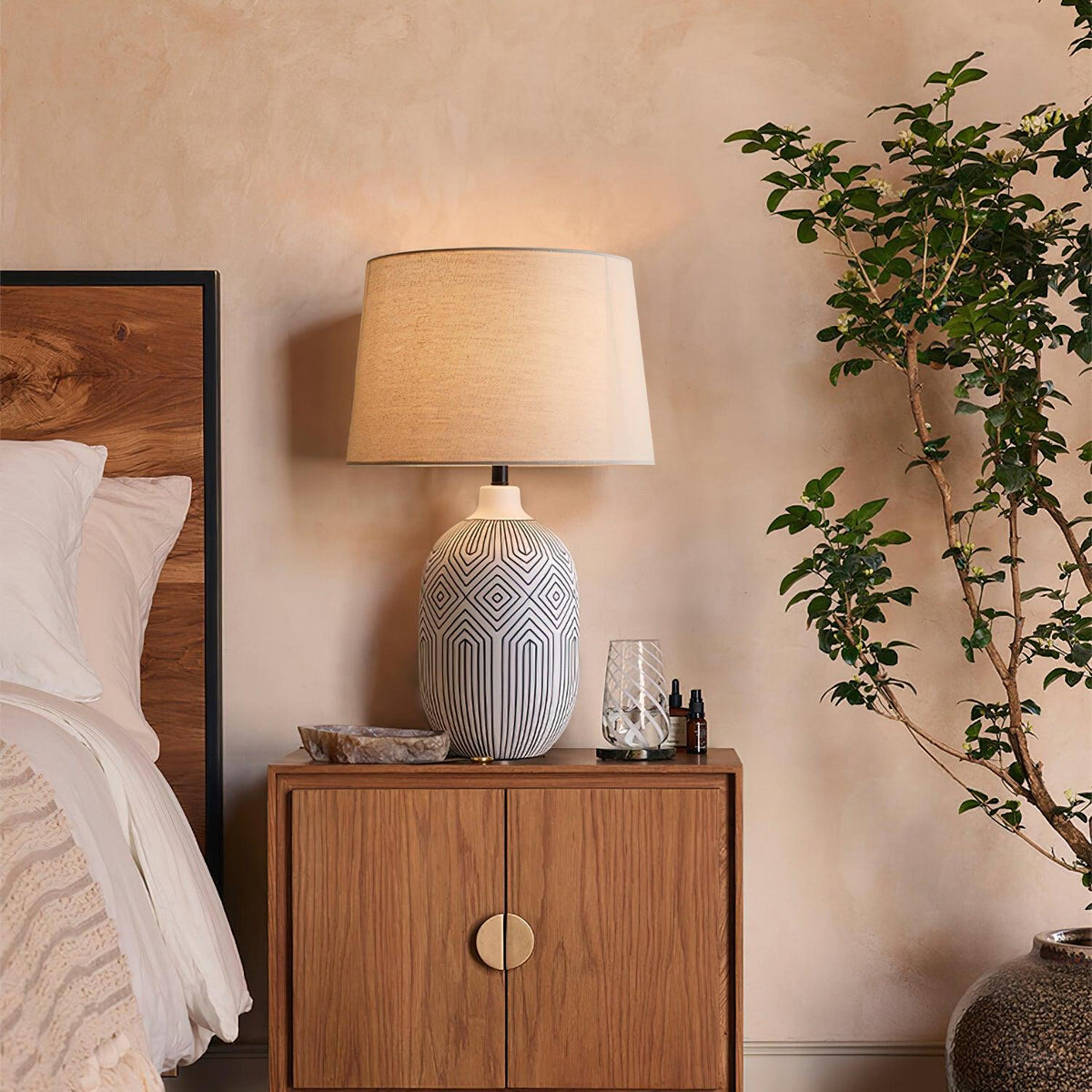 Geometrisk bordlampe i keramikk med bølgemønster — skulpturelt bølgedesign