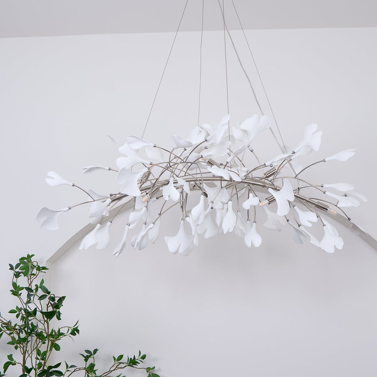 Lustr Arux Gingko — styl Art Deco, design se zakřivením směrem dolů