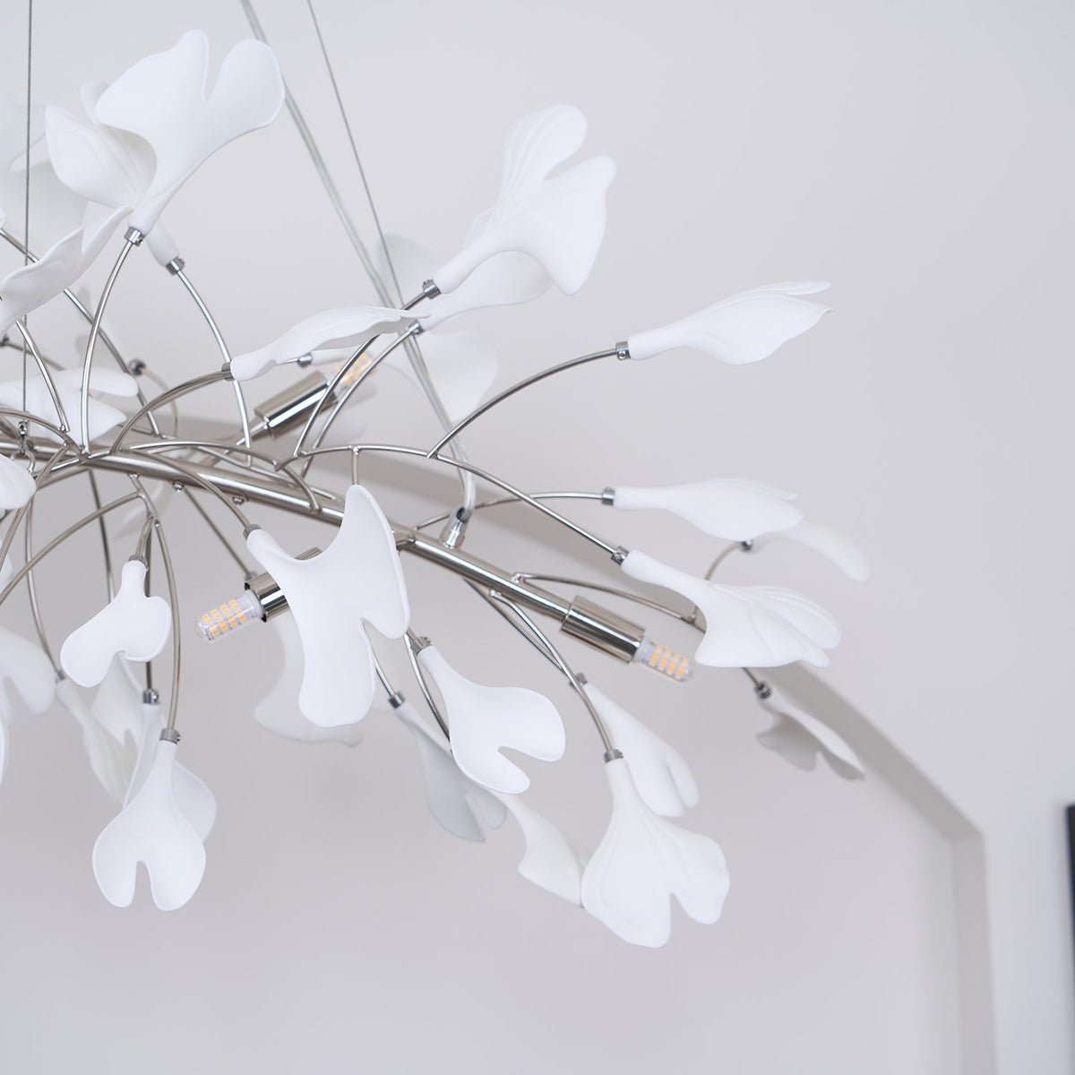 Lustr Arux Gingko — styl Art Deco, design se zakřivením směrem dolů
