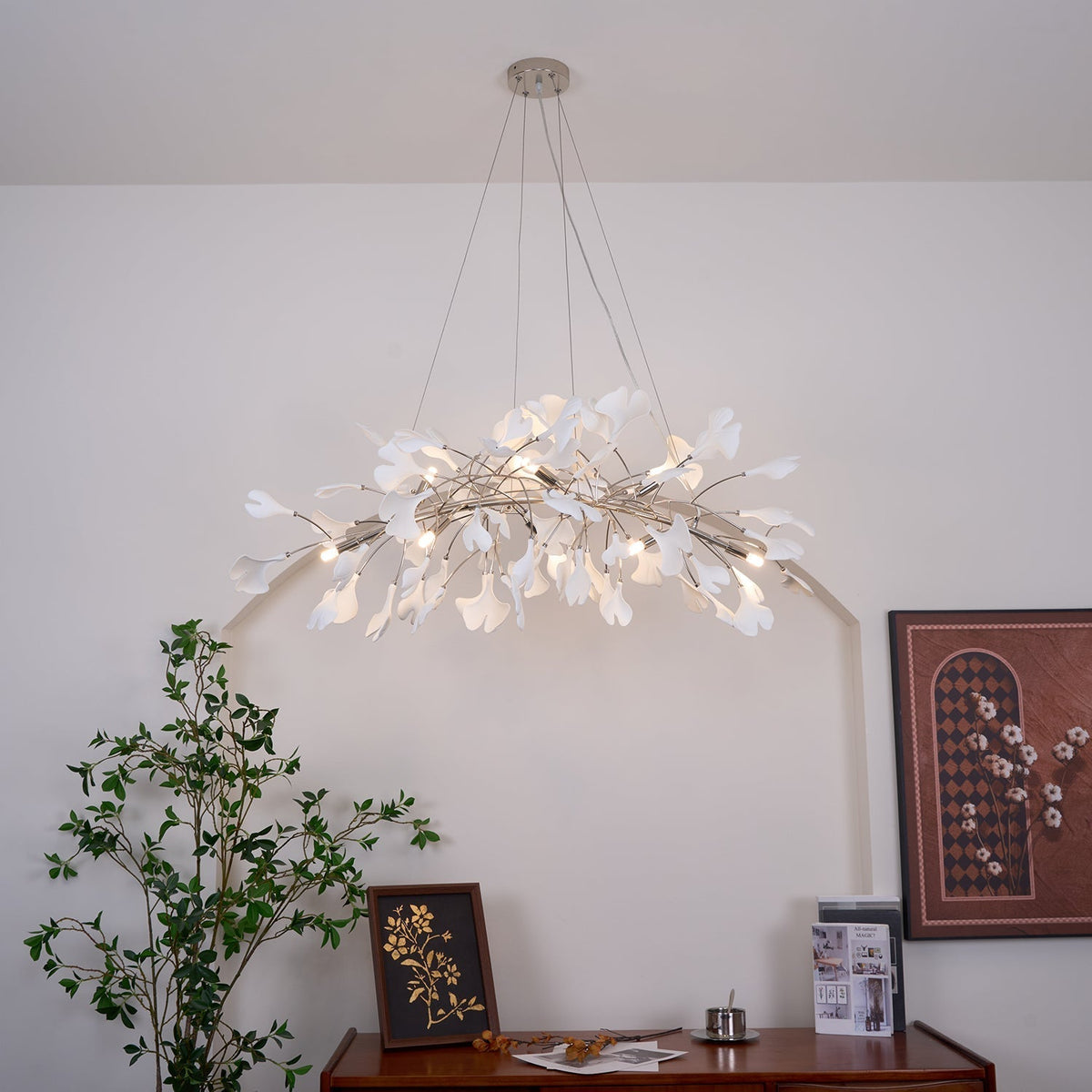 Lustr Arux Gingko — styl Art Deco, design se zakřivením směrem dolů