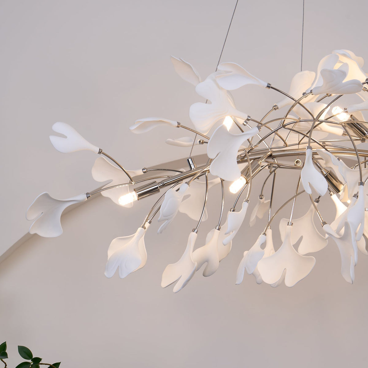 Lustr Arux Gingko — styl Art Deco, design se zakřivením směrem dolů