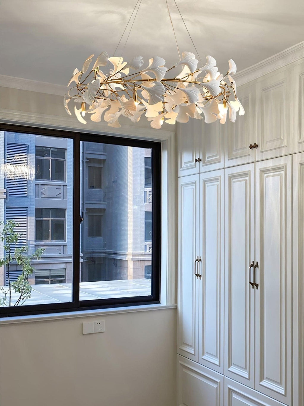 Korunový lustr Gingko — nízkoprofilové provedení 11.8″