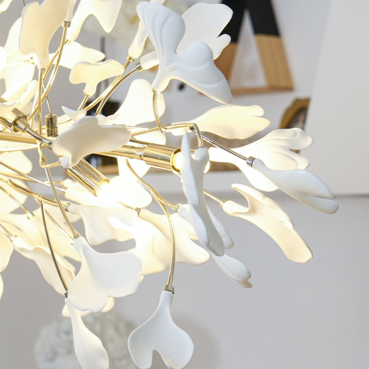 Lustr Arux Gingko — styl Art Deco, design se zakřivením směrem dolů