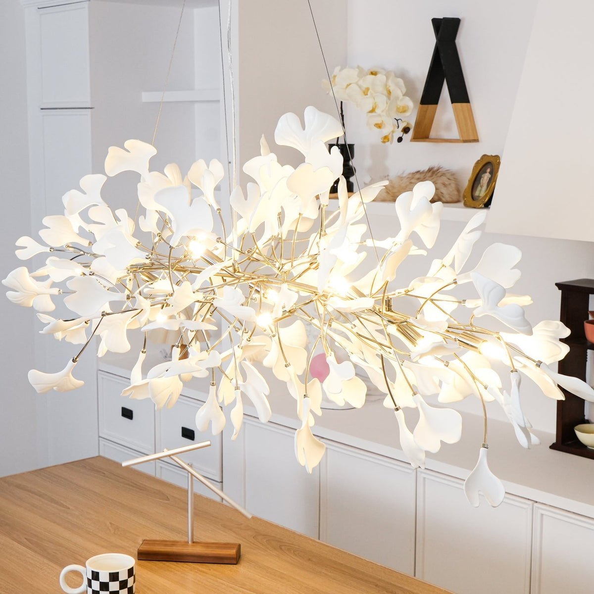 Lustr Arux Gingko — styl Art Deco, design se zakřivením směrem dolů