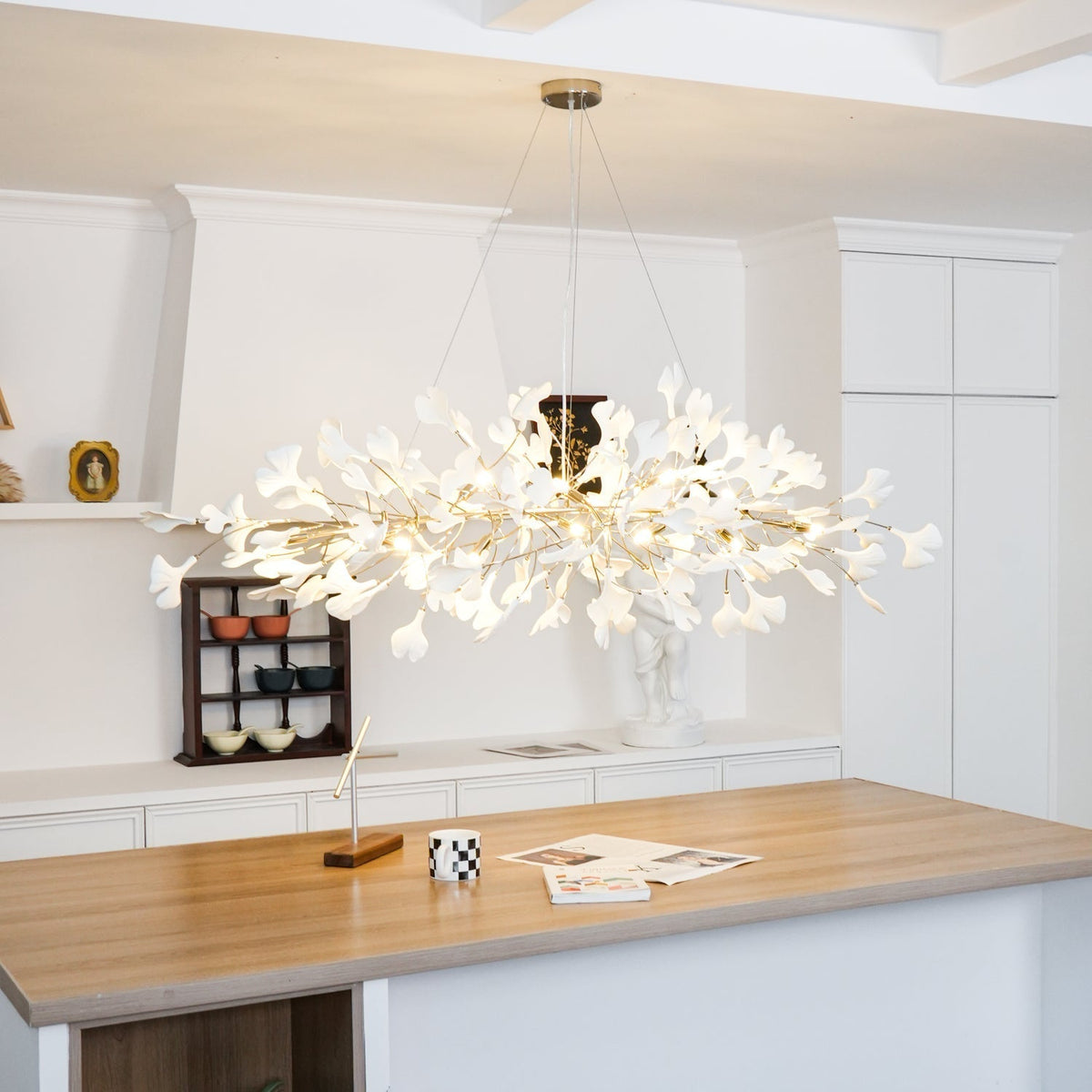 Lustr Arux Gingko — styl Art Deco, design se zakřivením směrem dolů