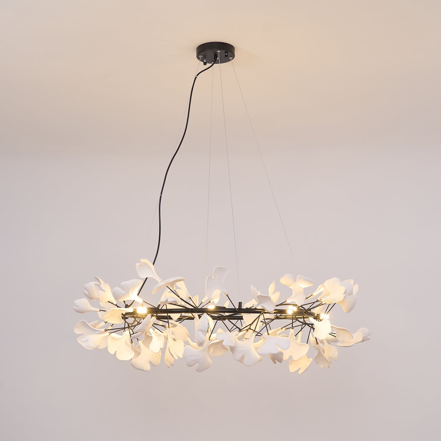 Korunový lustr Gingko — nízkoprofilové provedení 11.8″