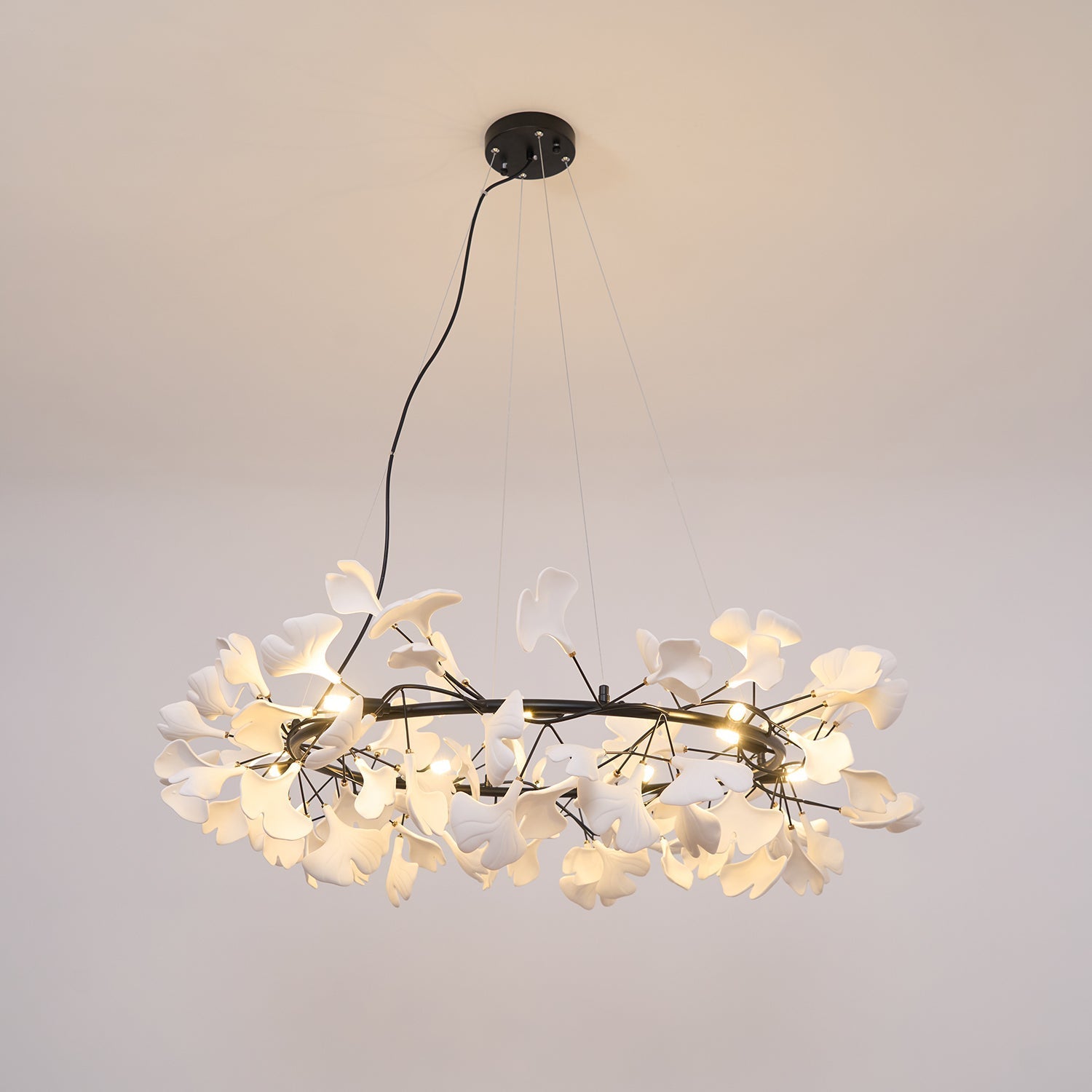 Korunový lustr Gingko — nízkoprofilové provedení 11.8″