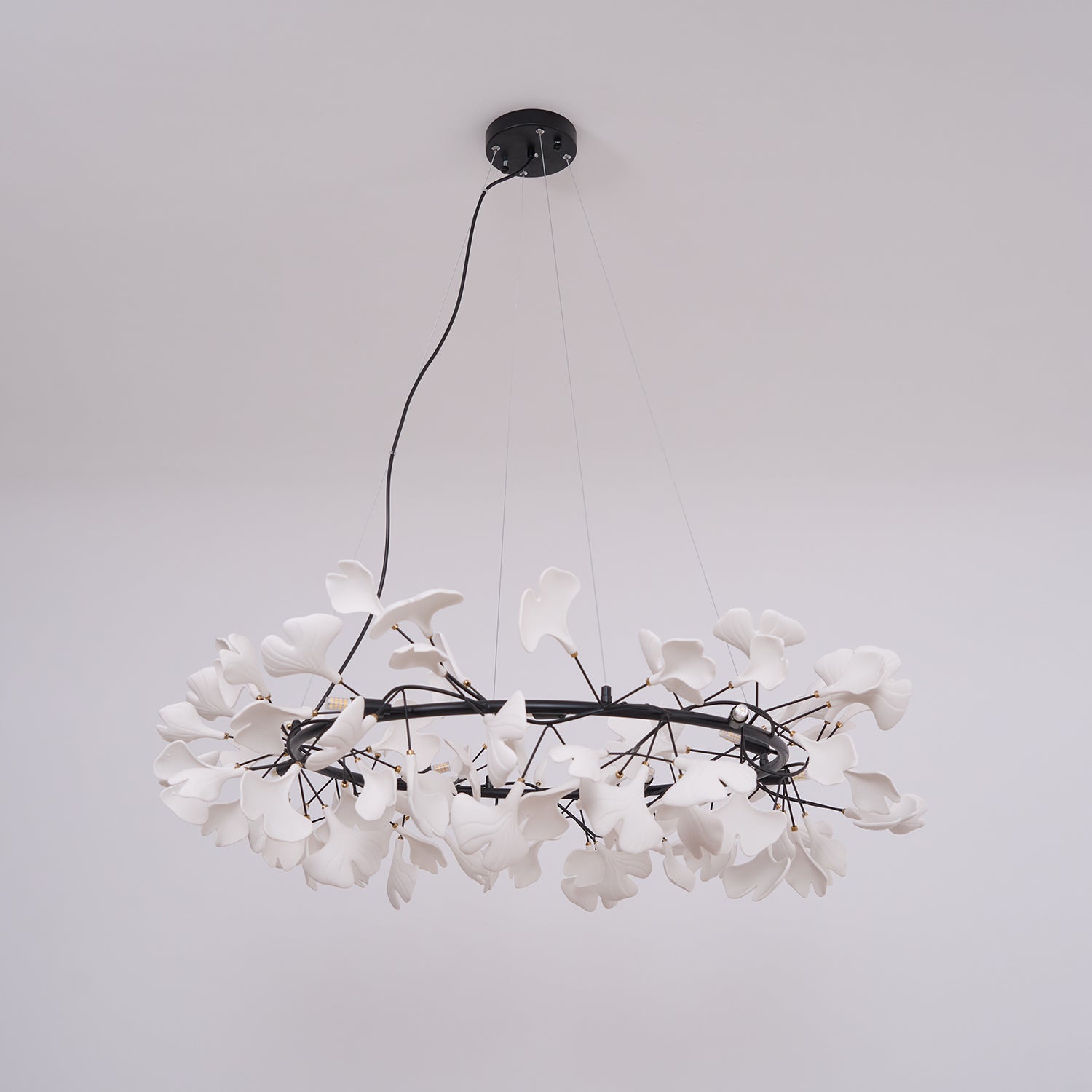 Korunový lustr Gingko — nízkoprofilové provedení 11.8″