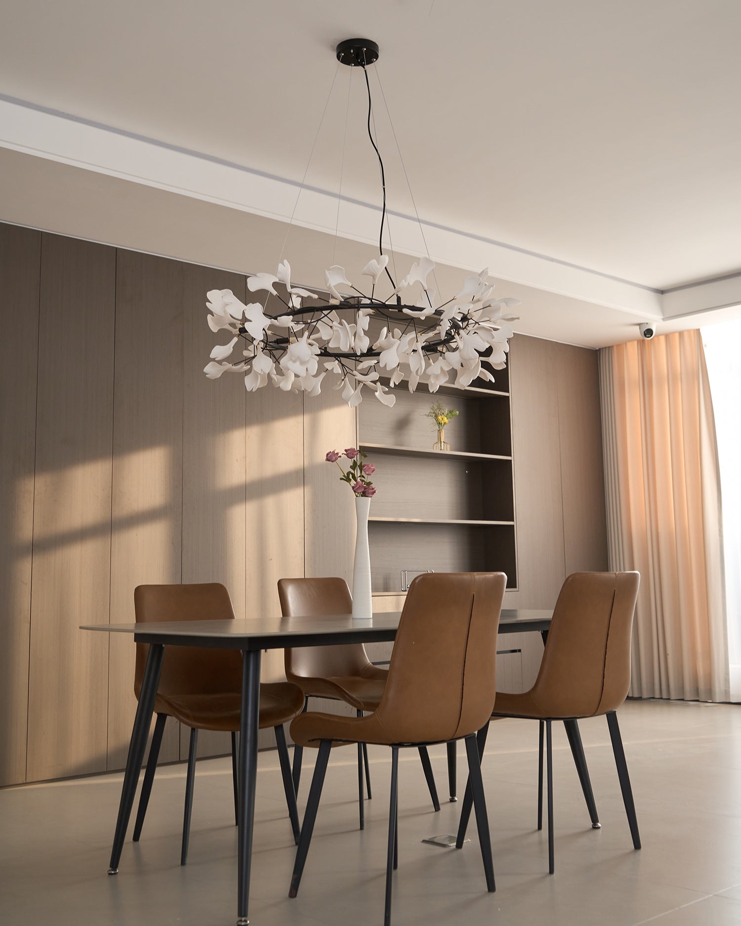 Korunový lustr Gingko — nízkoprofilové provedení 11.8″