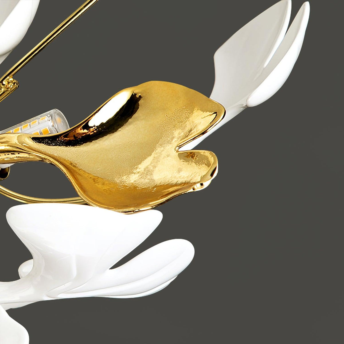 Plafonnier Ginkgo — feuilles en verre blanc dépoli, base en métal doré
