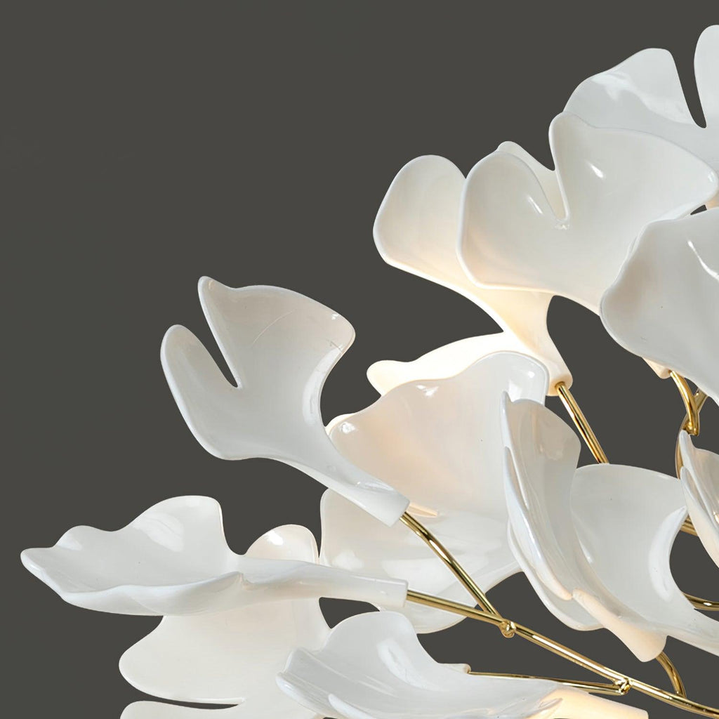 Plafonnier Ginkgo — feuilles en verre blanc dépoli, base en métal doré
