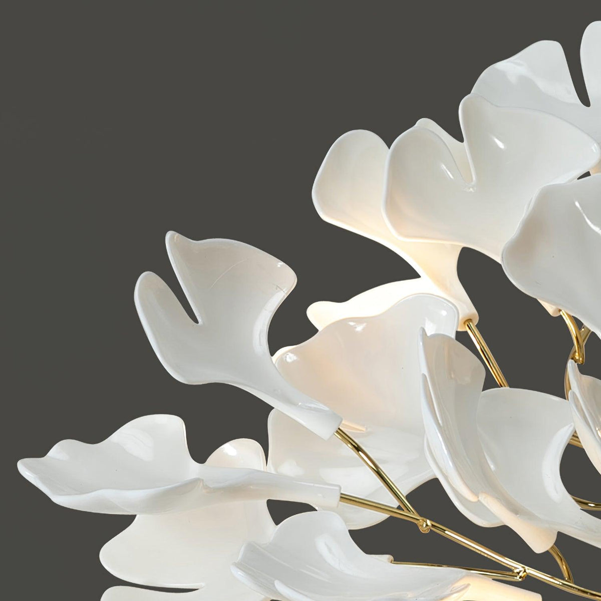 Plafonnier Ginkgo — feuilles en verre blanc dépoli, base en métal doré