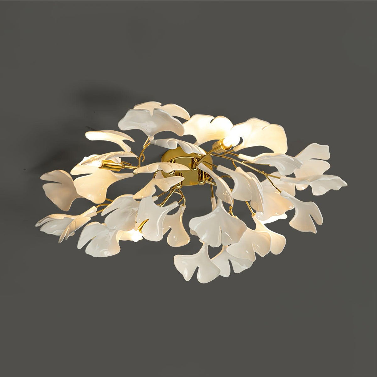 Plafonnier Ginkgo — feuilles en verre blanc dépoli, base en métal doré