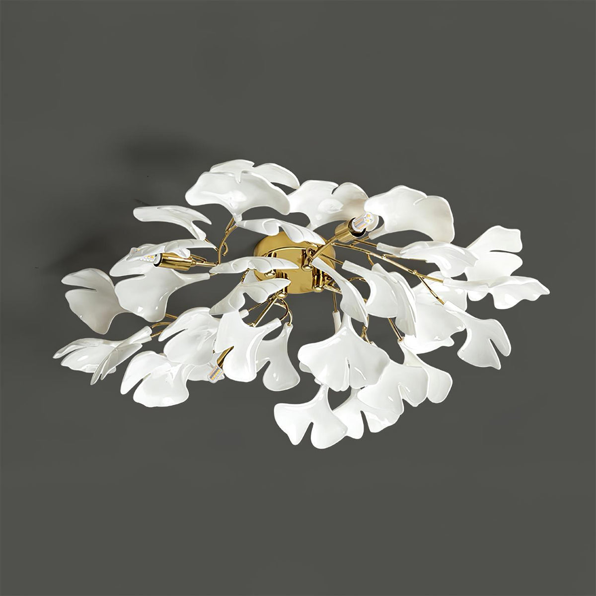 Plafonnier Ginkgo — feuilles en verre blanc dépoli, base en métal doré