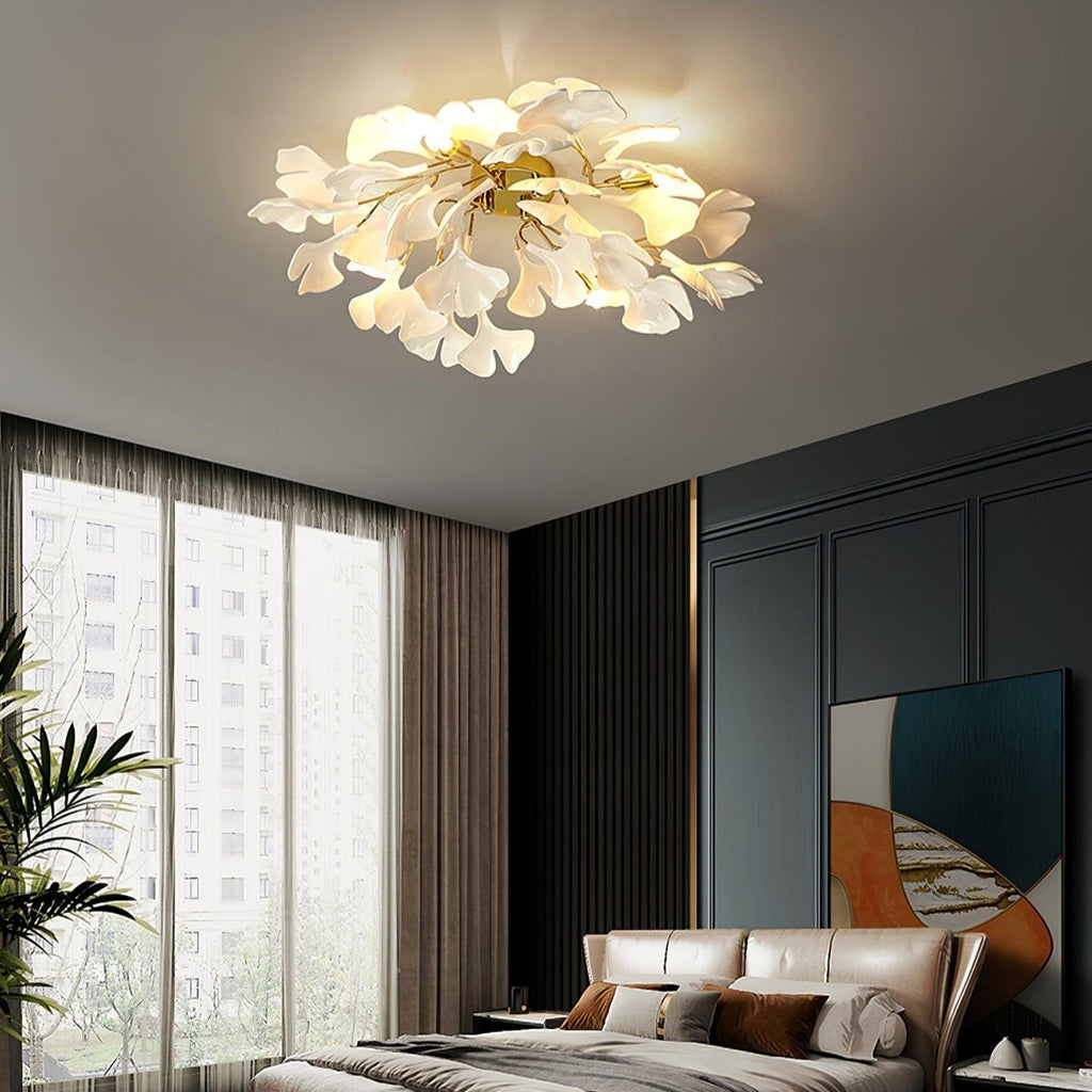 Plafonnier Ginkgo — feuilles en verre blanc dépoli, base en métal doré