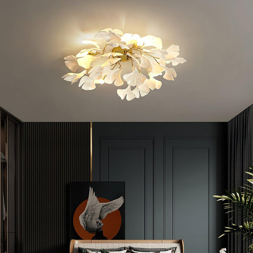 Plafonnier Ginkgo — feuilles en verre blanc dépoli, base en métal doré