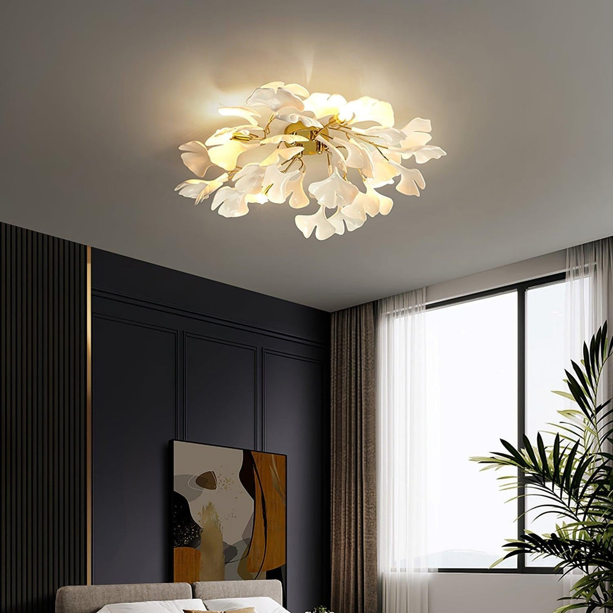 Plafonnier Ginkgo — feuilles en verre blanc dépoli, base en métal doré