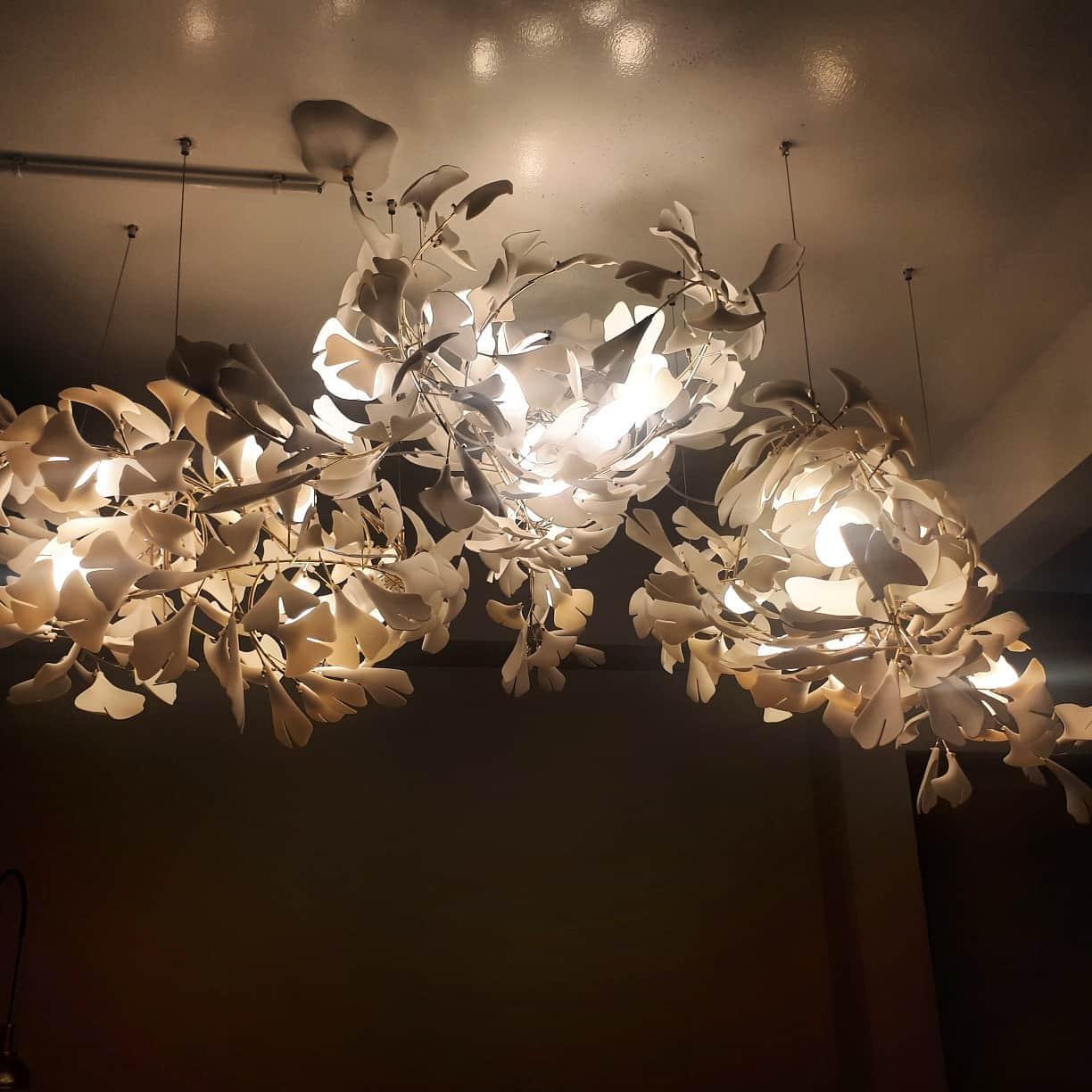Lineární ručně odlévaný porcelánový lustr Ginkgo