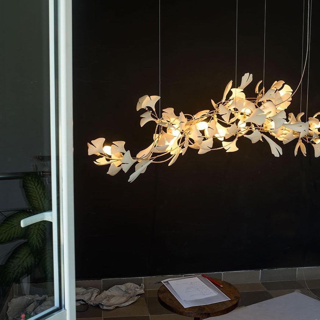 Lineární ručně odlévaný porcelánový lustr Ginkgo