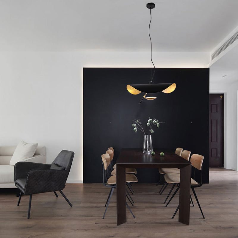 Závěsné svítidlo Giorgio — zakřivené diskové stínidlo, design s jednou linií