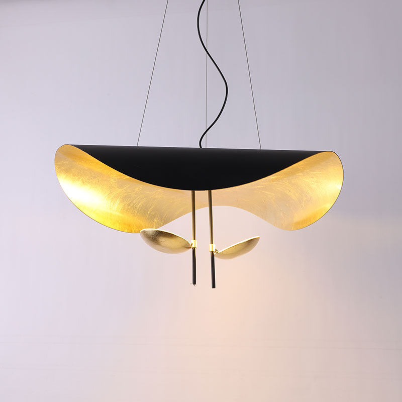 Závěsné svítidlo Giorgio — zakřivené diskové stínidlo, design s jednou linií