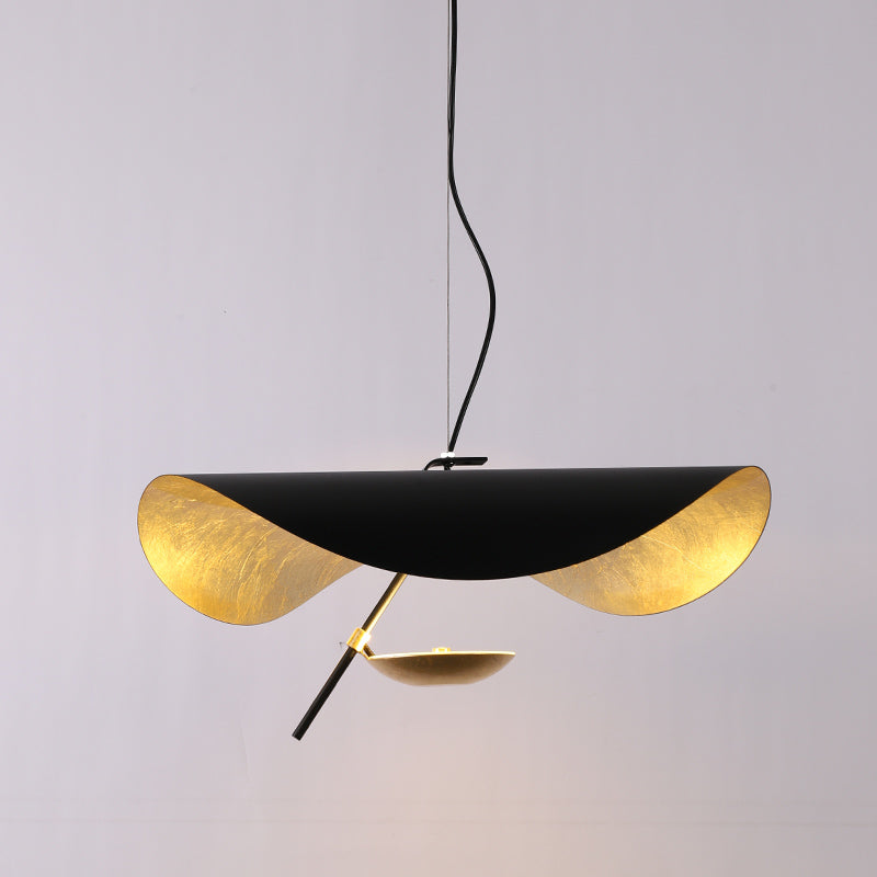 Závěsné svítidlo Giorgio — zakřivené diskové stínidlo, design s jednou linií