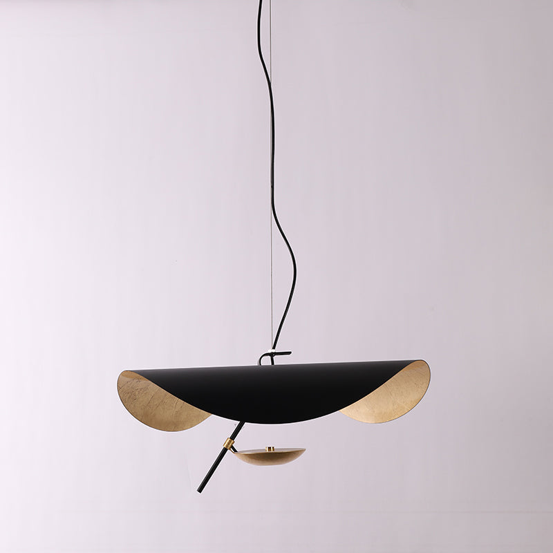 Závěsné svítidlo Giorgio — zakřivené diskové stínidlo, design s jednou linií