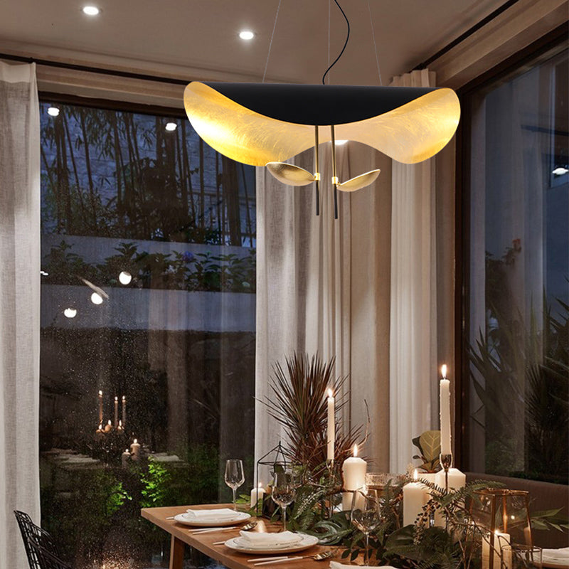 Závěsné svítidlo Giorgio — zakřivené diskové stínidlo, design s jednou linií