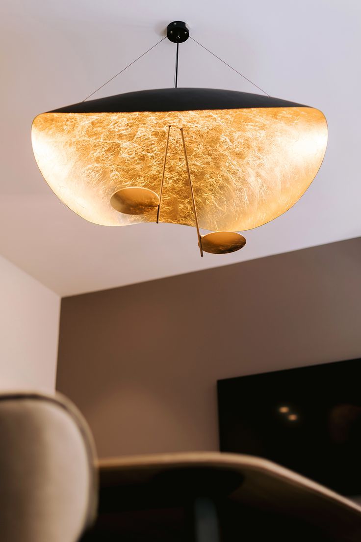 Závěsné svítidlo Giorgio — zakřivené diskové stínidlo, design s jednou linií