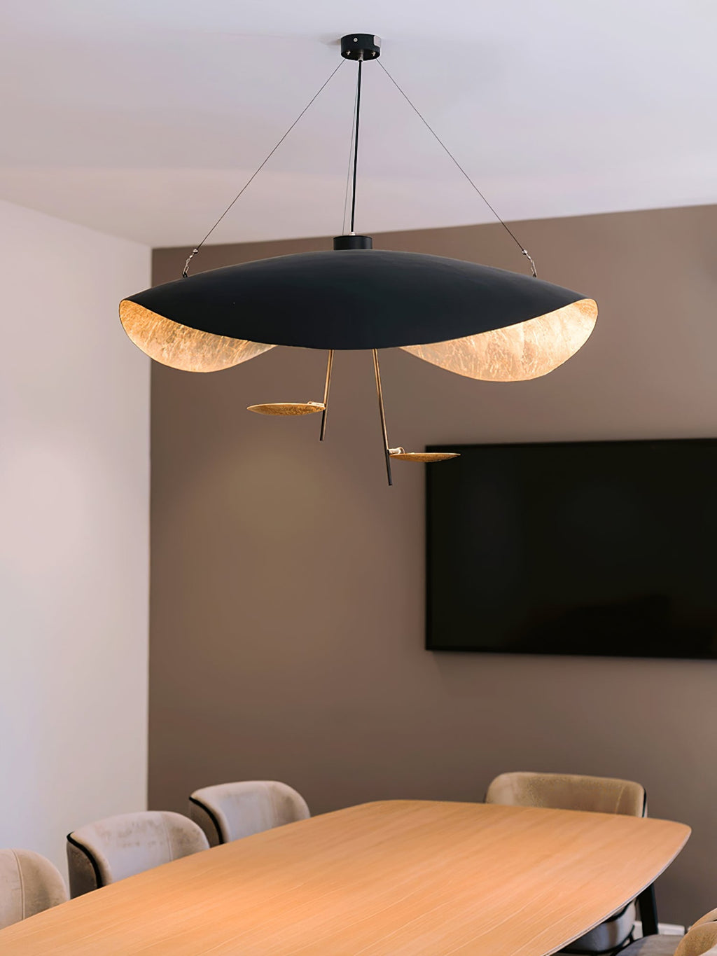 Závěsné svítidlo Giorgio — zakřivené diskové stínidlo, design s jednou linií