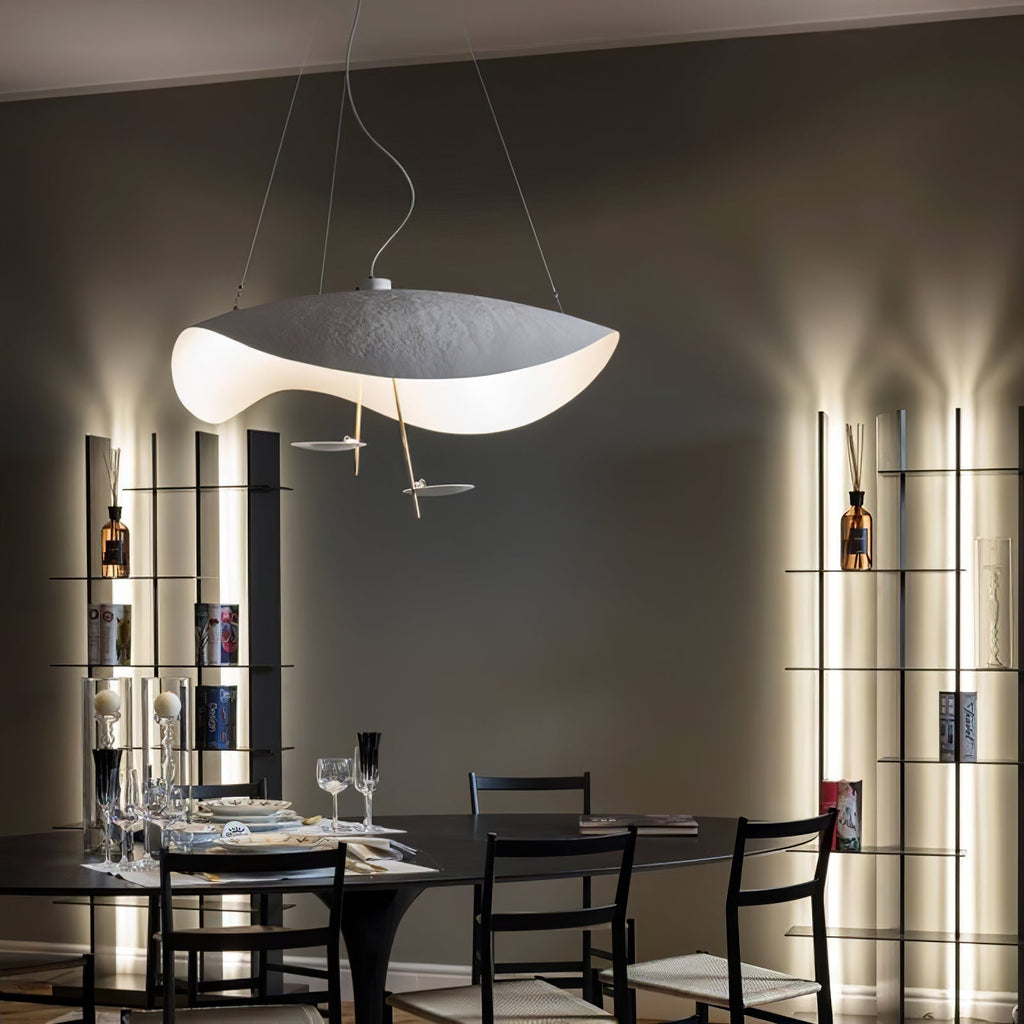 Závěsné svítidlo Giorgio — zakřivené diskové stínidlo, design s jednou linií