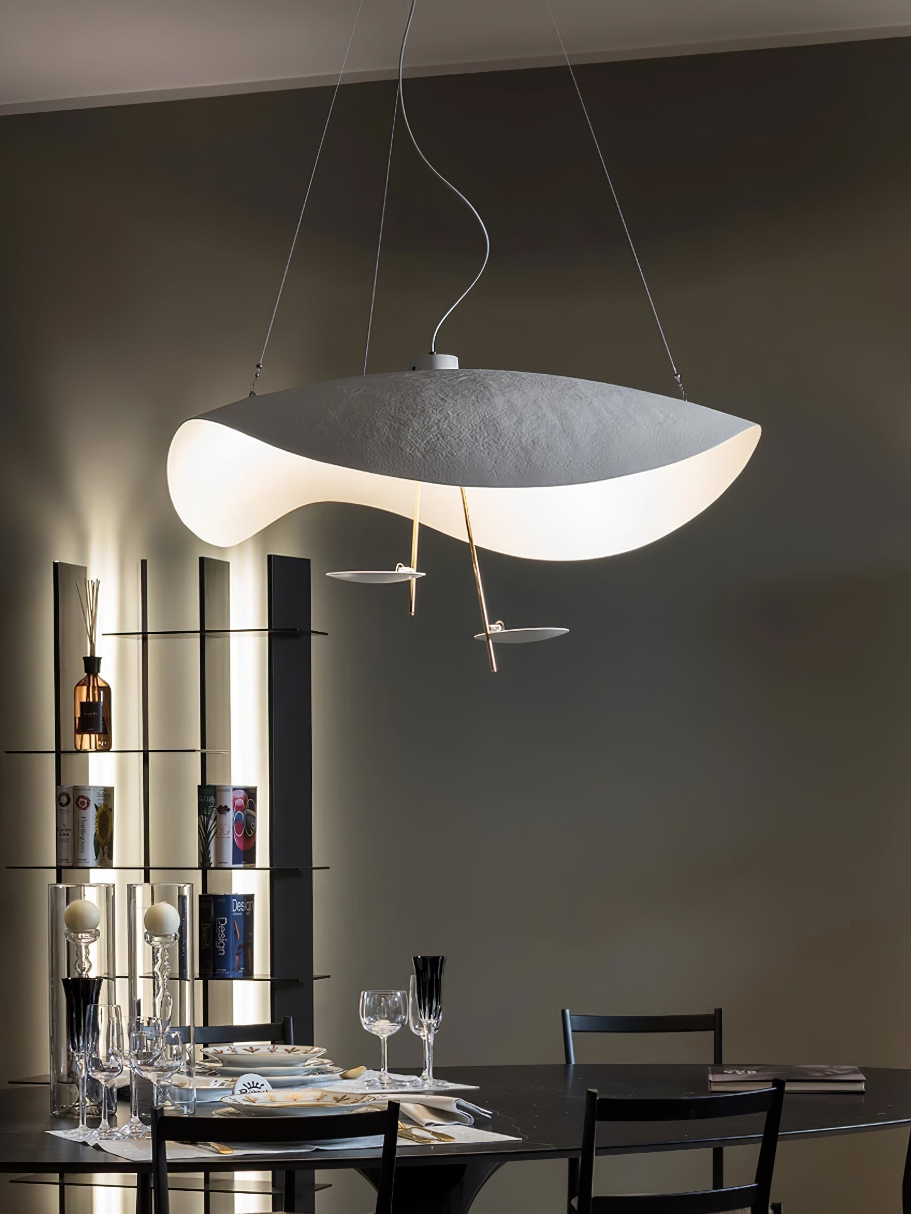 Závěsné svítidlo Giorgio — zakřivené diskové stínidlo, design s jednou linií