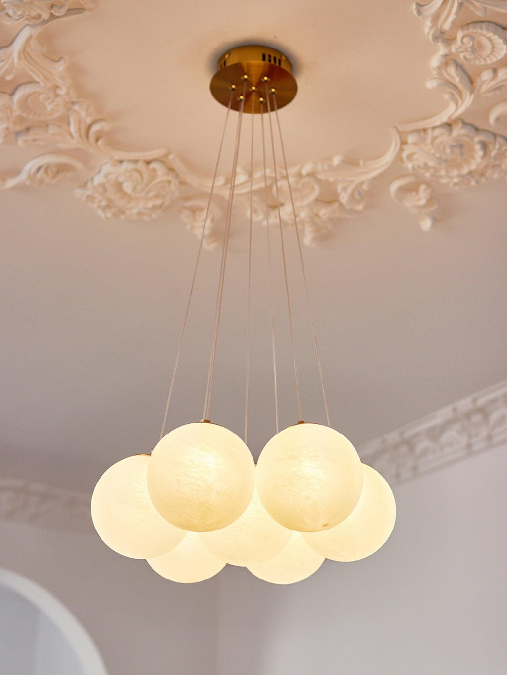 Lustra lysekrone med glasklynge — matterede glaskugler, justerbar ledning