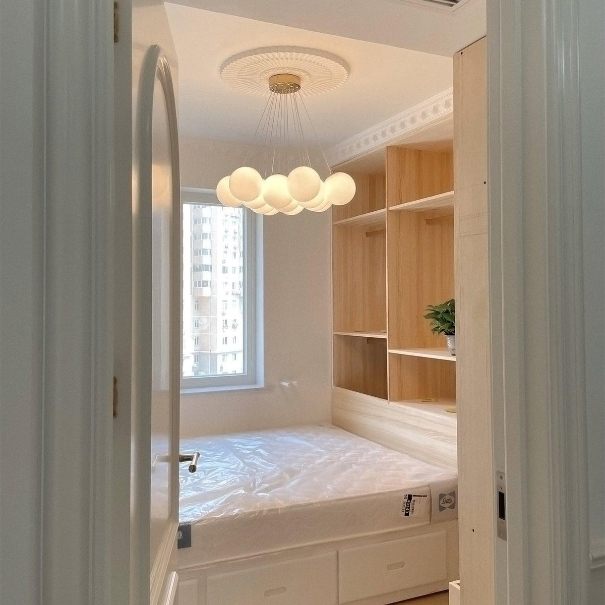 Lustra lysekrone med glasklynge — matterede glaskugler, justerbar ledning