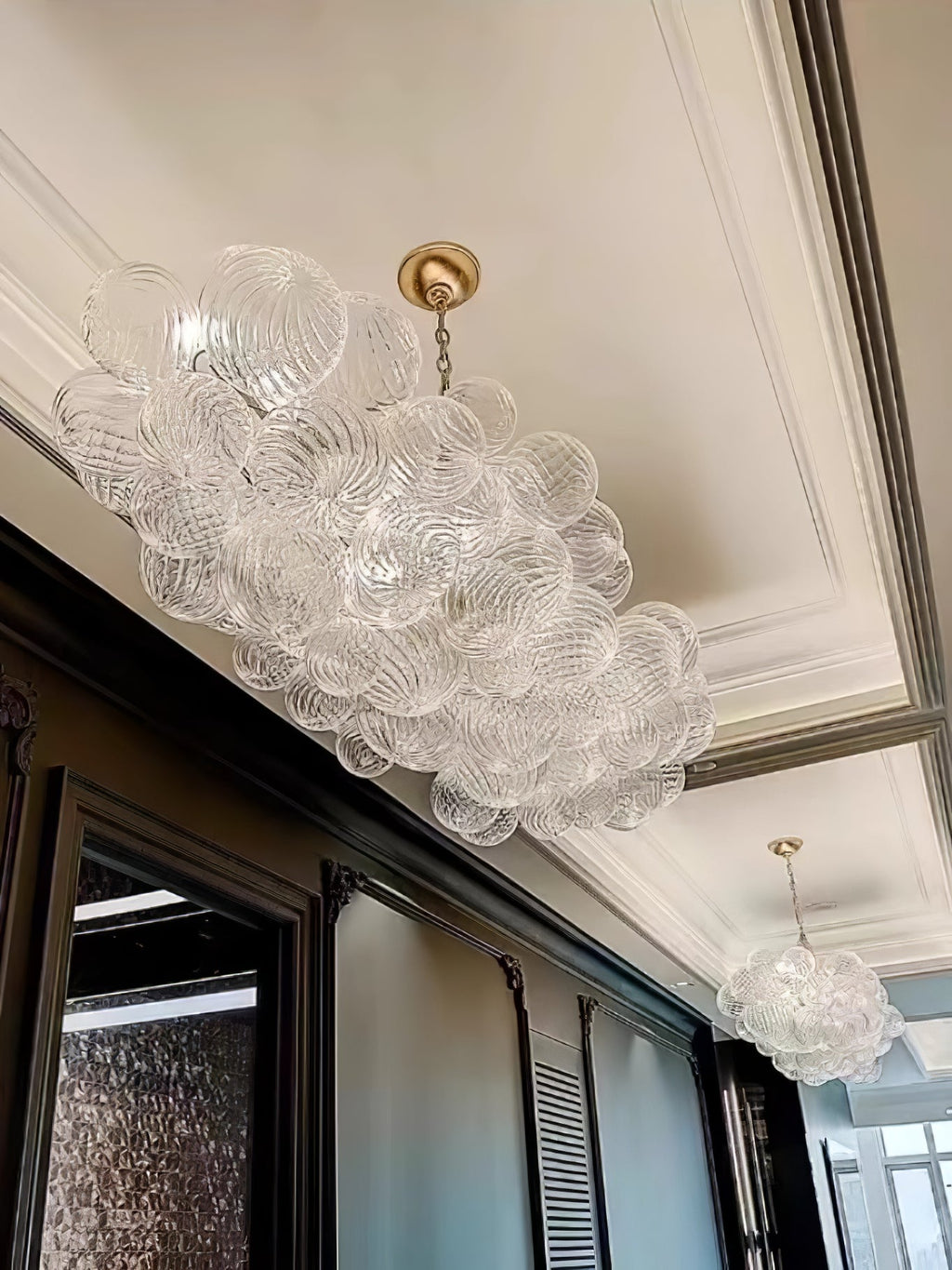 Aurora moderne boblelysekrone i glas — klare kugler i rillet glas, guldkæde og -base