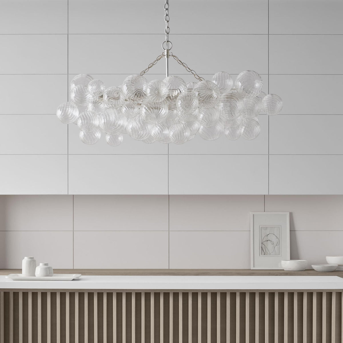 Aurora moderne boblelysekrone i glas — klare kugler i rillet glas, guldkæde og -base