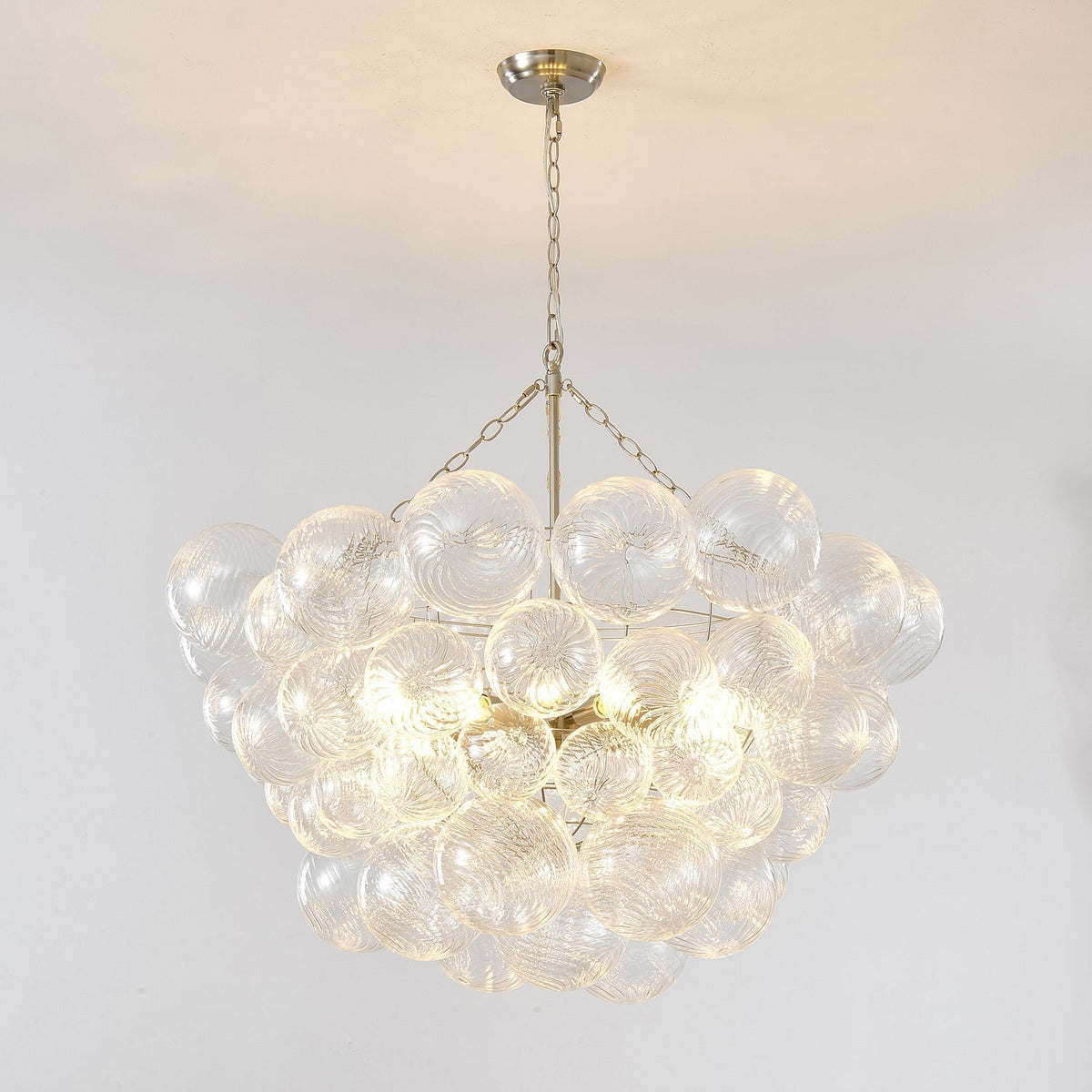 Aurora moderne boblelysekrone i glas — klare kugler i rillet glas, guldkæde og -base