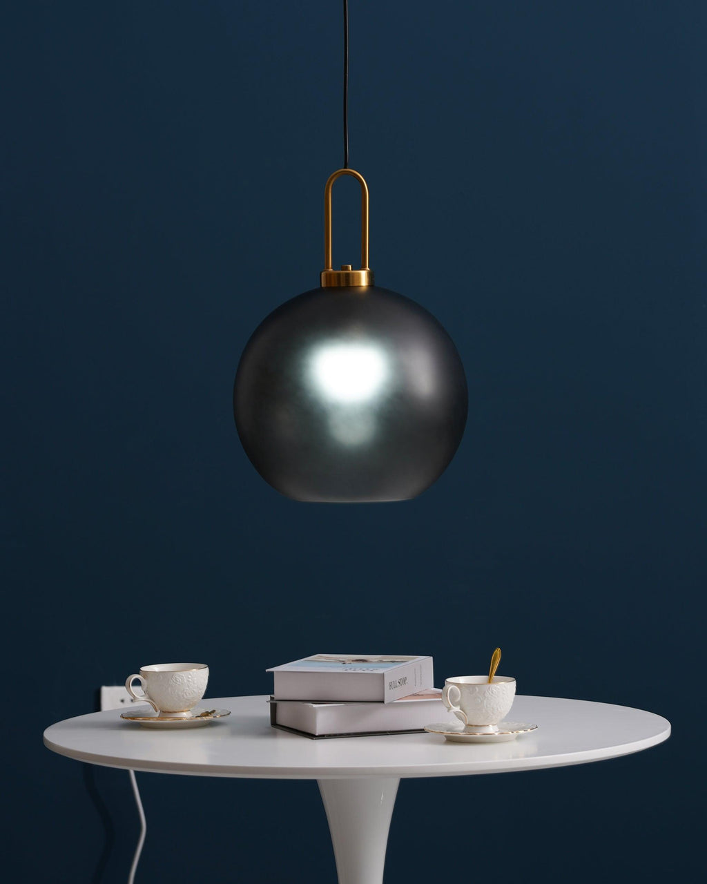 Pendellampe i glas med swag-ledning