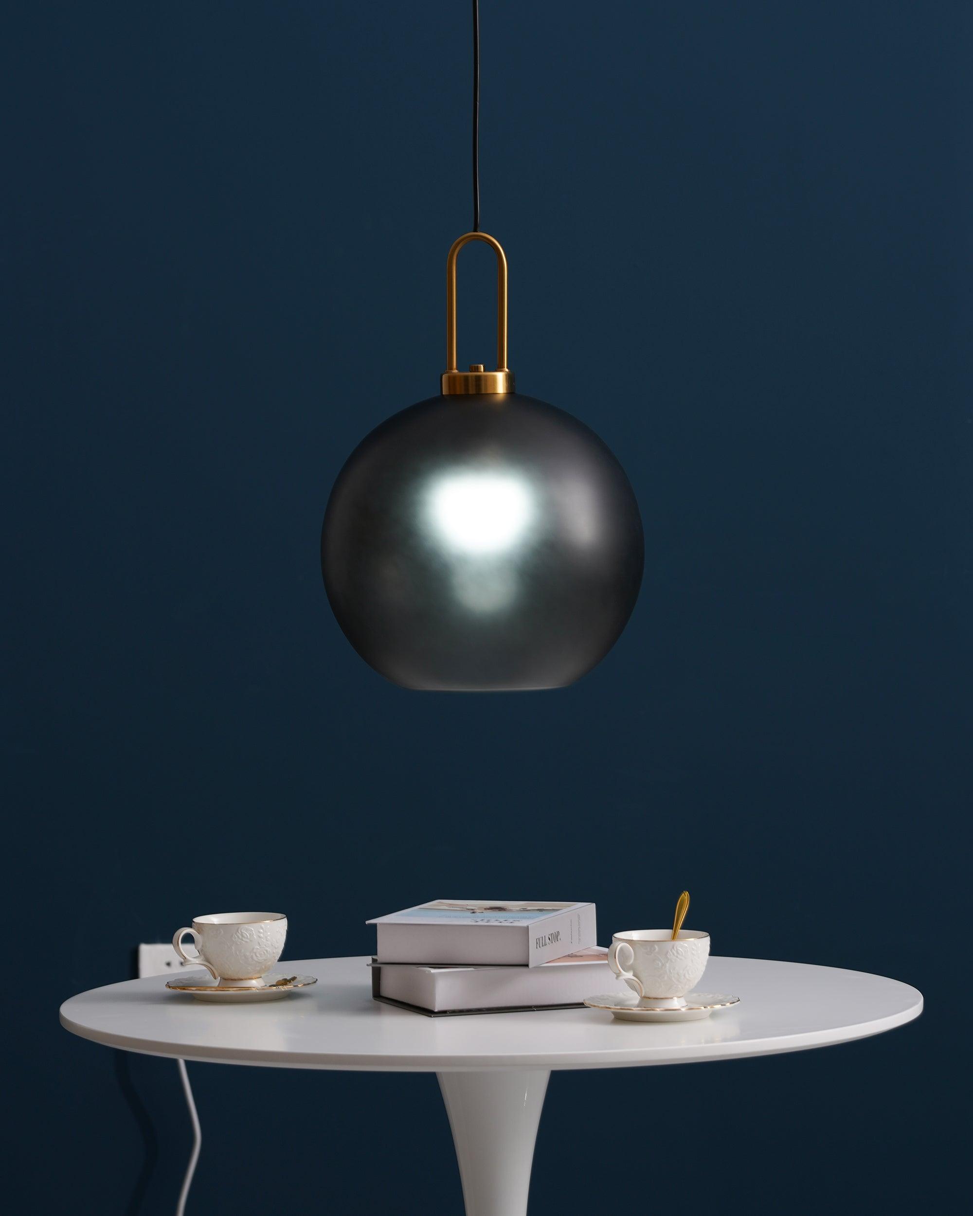 Pendellampe i glas med swag-ledning