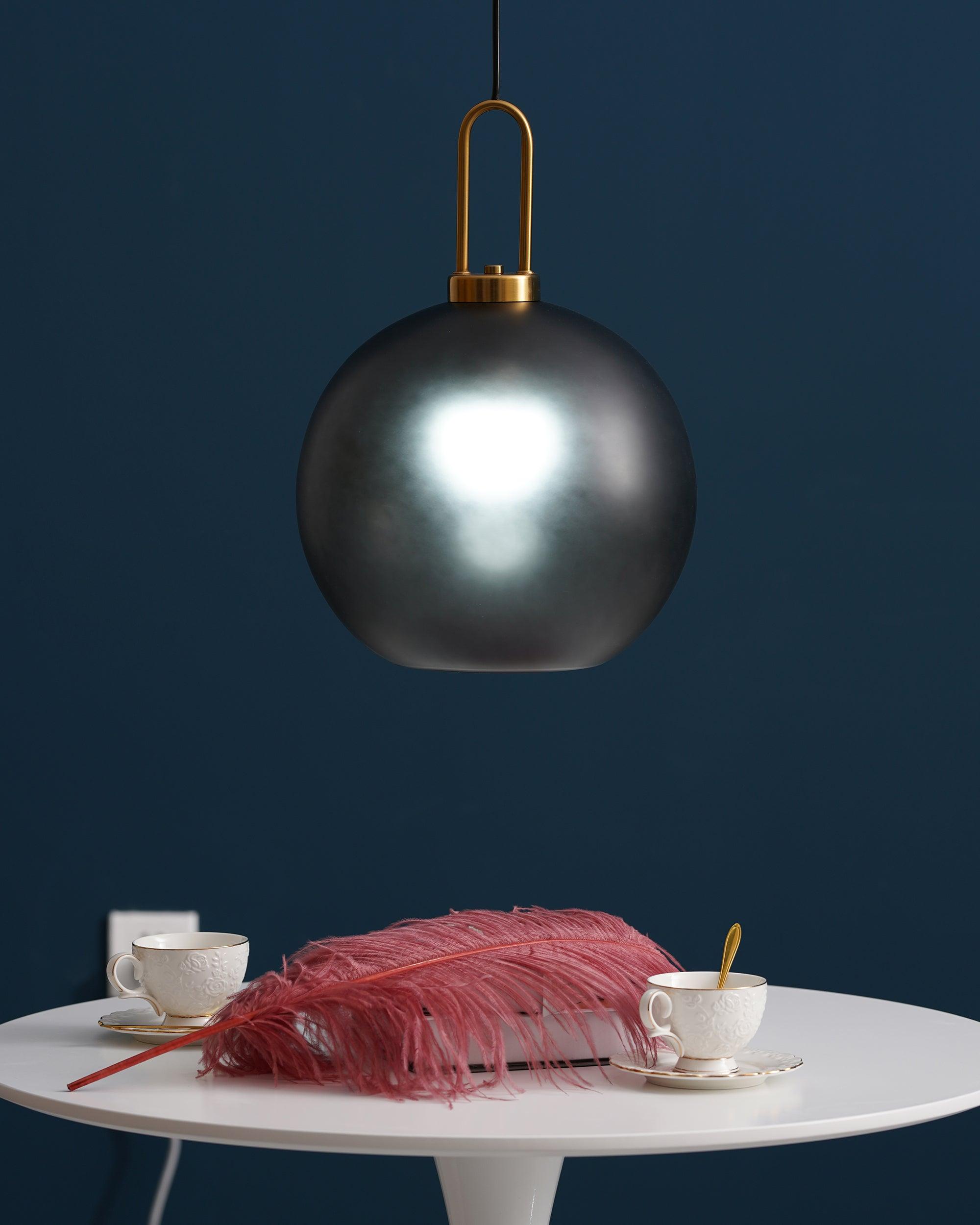 Pendellampe i glas med swag-ledning