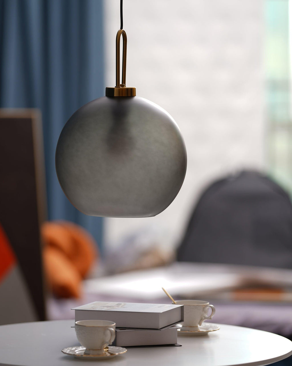 Pendellampe i glas med swag-ledning