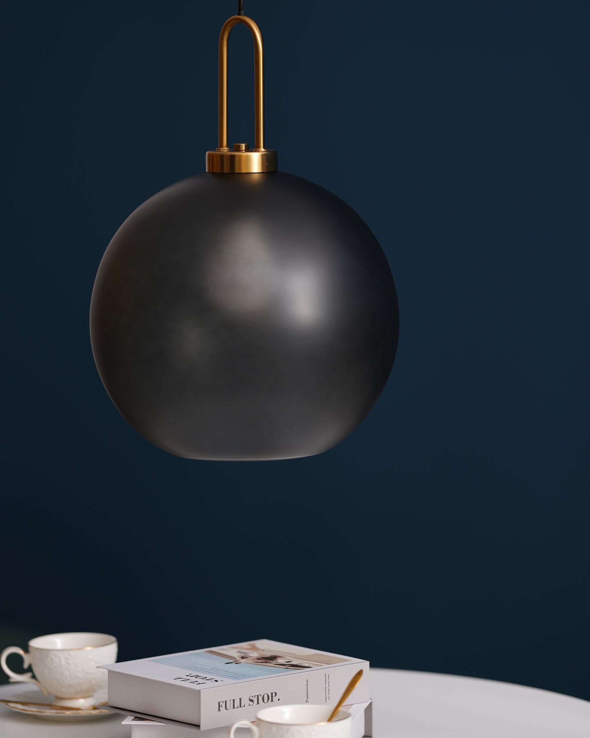 Pendellampe i glas med swag-ledning
