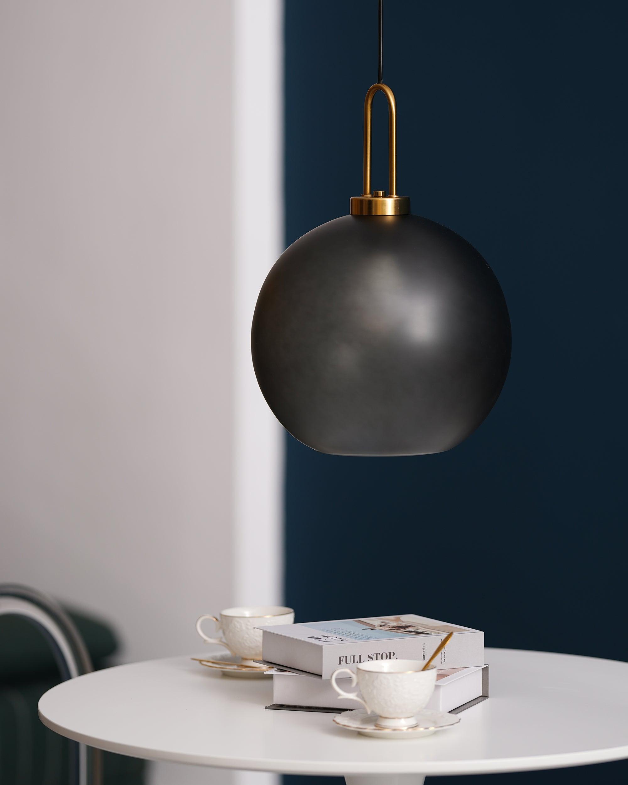 Pendellampe i glas med swag-ledning